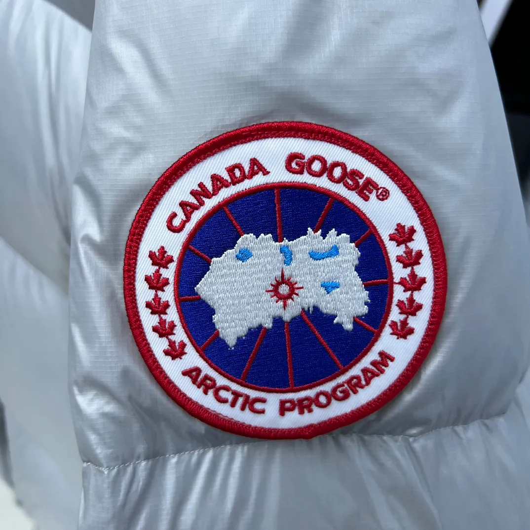 P760 𝘾𝘼𝙉𝘼𝘿𝘼 𝙂𝙊𝙊𝙎𝙀/Canada Goose 2023 Limited New Crofton Puff Down Jacket Pure Guangzhou Inspection 80 White Duck Down Filling‼  Top version, ceiling level‼ Crofton soft bread, the latest style in 2023, has a cold protection effect of up to level 4. It is made of recycled Feather-Light tear-resistant fabric. It is ultra-light and has no weight on the upper body at all! The unique black label highlights your temperament‼  Canada Goose, a Canadian brand, has always been recognized as the warmest down jacket. Various Instagram celebrities, Internet celebrities, and celebrities often wear it for street photos. I do Canada Goose every year, but I still can’t get rid of my love for geese. No matter how cold the winter is, there is no need to be afraid, because there are geese! Filled with 80% white duck down, Canada Goose is the legendary warmest down jacket and is known as a must-have for Arctic outdoor sports! The most popular down jacket in the world, celebrities are rushing to buy it, it is a must-have! Same style for men and women Size: S~XXL